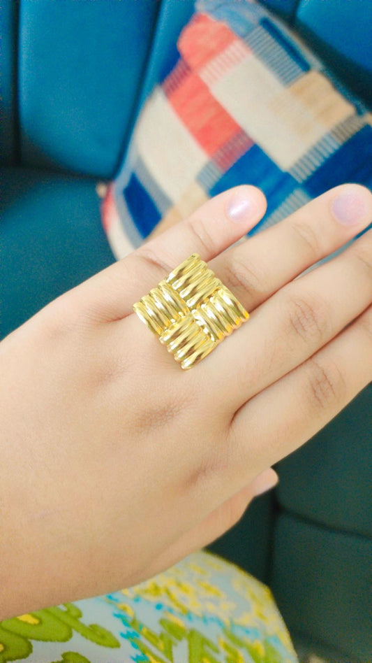 Square pattern ring