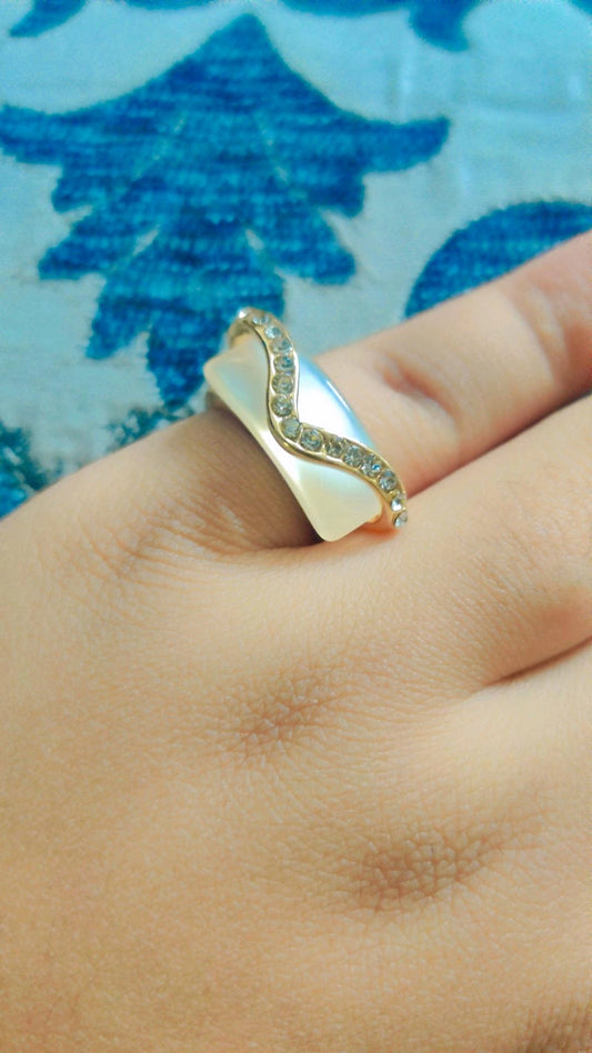 Gold stone ring